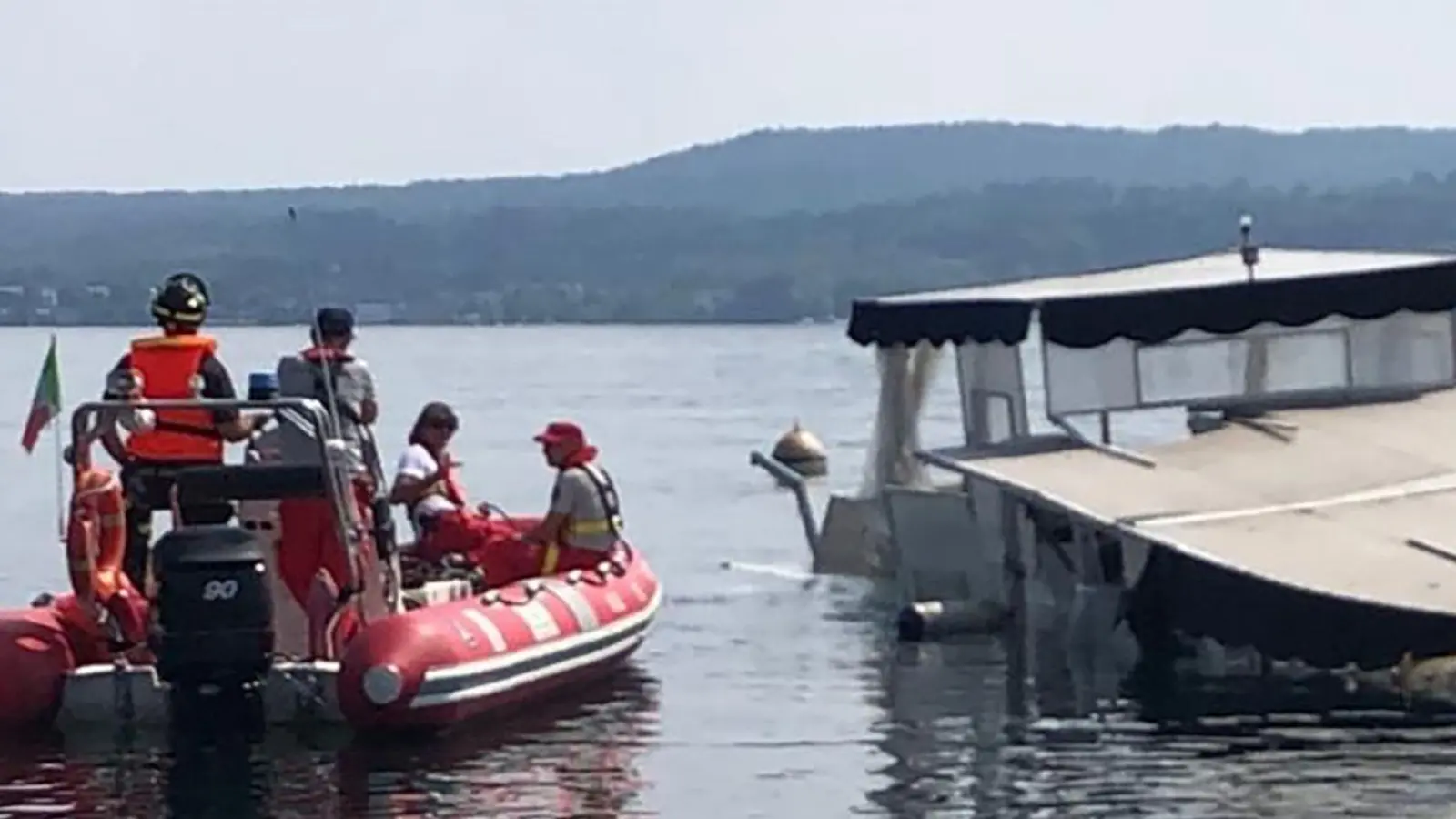 Einsatzkräfte der Feuerwehr holen am 30. Mai 2023 das gesunkene Boot auf dem Lago Maggiore mit Ballons an die Oberfläche. (Foto: -/Vigili del Fuoco/dpa)