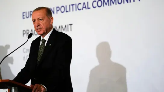 Recep Tayyip Erdogan, Präsident der Türkei, spricht nach dem Treffen der Europäischen Politischen Gemeinschaft in Prag mit Medienvertretern. (Foto: Petr David Josek/AP/dpa)