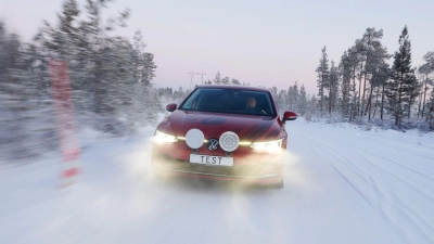 Auf verschneiten Straßen sollte man sich auf seine Reifen verlassen können. Der ADAC hat das getestet. (Foto: ADAC/Marc Wittowski/dpa-tmn)