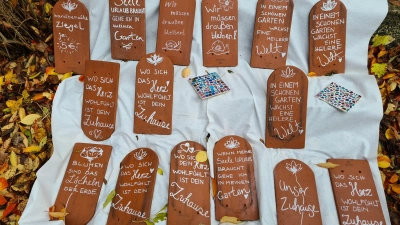 Beim Herbstmarkt wurde eine breite Palette selbst gestalteter Produkte angeboten. Unter anderem diese Tonziegel mit humorvollen Sprüchen. (Foto: Margit Schwandt)