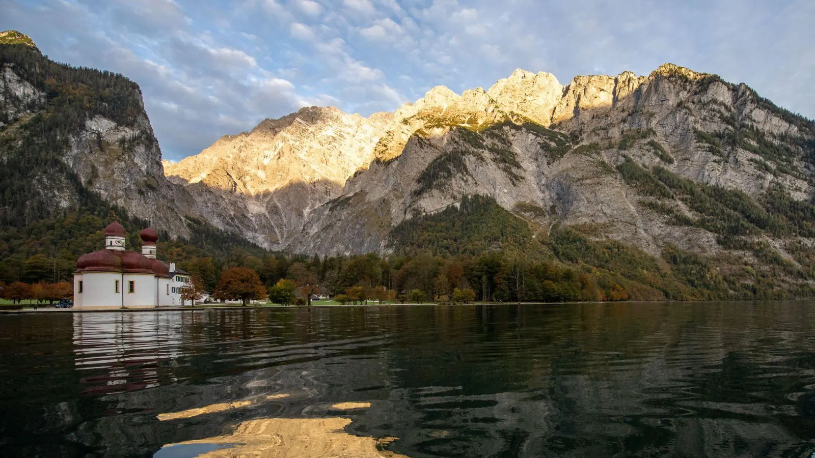 Eine 28-Jährige stürzte rund 20 Meter tief in den Königssee und verletzte sich schwer. (Archivbild) (Foto: Lino Mirgeler/dpa)
