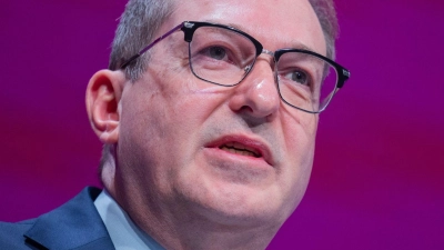 Bundesinnenminister Alexander Dobrindt will mehr Mitarbeiter des Verfassungschutzes im Kampf gegen den Linksextremismus einsetzen. (Foto: Rolf Vennenbernd/dpa)