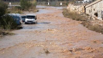 Ein überschwemmter Abschnitt der Ostautobahn in Valencia im Osten Spaniens. (Foto: Jorge Gil/EUROPA PRESS/dpa)