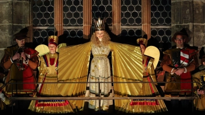 Alle Jahre wieder: Mit dem feierlichen Prolog eröffnet Nora Falk, das neue Nürnberger Christkind, auf der Empore der Frauenkirche offiziell den Nürnberger Christkindlesmarkt 2025.  (Foto: Daniel Karmann/dpa)