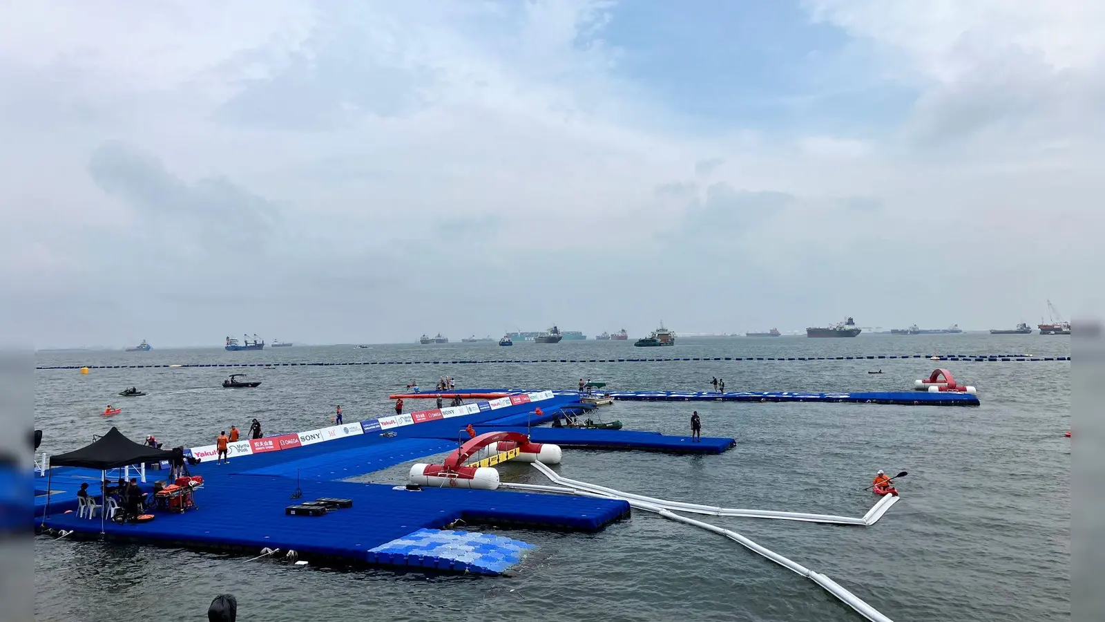 Hier sollte heute Morgen eigentlich geschwommen werden. (Foto: Thomas Eßer/dpa)