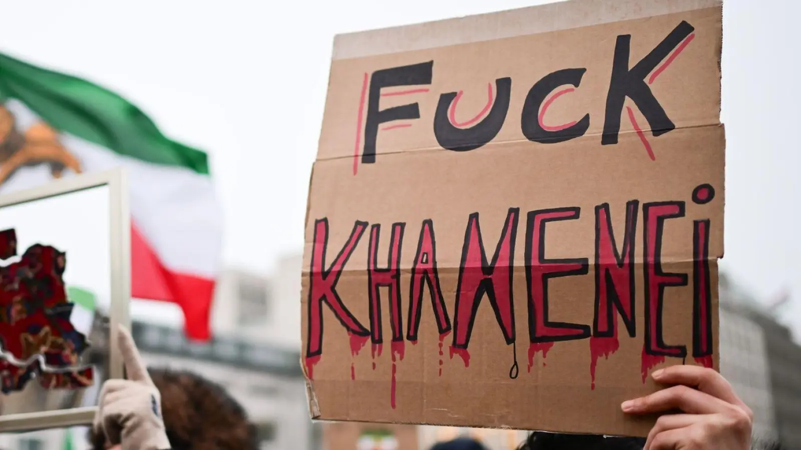 „Fuck Khamenei“, steht auf einem Schild während einer Demonstration zur Unterstützung der landesweiten Massenproteste gegen die Regierung im Iran. (Foto: Sebastian Christoph Gollnow/dpa)