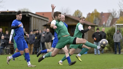 Noah Steinmüller (am Ball) erzielte das 1:0 für Uffenheim, am Ende siegte der FVU mit 3:1 gegen den ESV Ansbach-Eyb (in den blauen Trikots von links Luca Lenz und Tobias Kaske). (Foto: Martin Rügner)