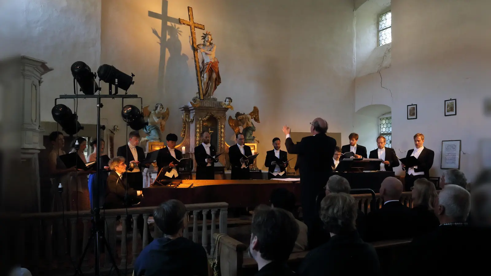 Interpretierten Rossinis Messe: die Himlische Cantorey, das Ensemble Cristofori und der Dirigent Arthur Schoonderwoerd. Der Förderverein Schloss Seehaus feierte mit dem Konzert sein zehnjähriges Bestehen. (Foto: Thomas Wirth)