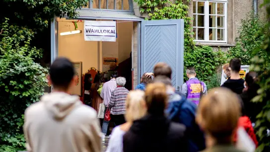 Wählerinnen und Wähler warten im September 2021 im Stadtteil Prenzlauer Berg in einer langen Schlange vor einem Wahllokal. (Foto: Hauke-Christian Dittrich/dpa)