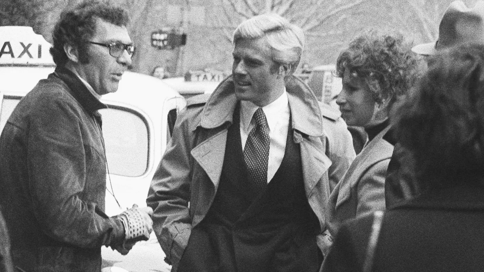 Robert Redford und Barbra Streisand beim Dreh des Kinoklassikers „So wie wir waren“. (Foto: Marty Lederhandler/AP/dpa)