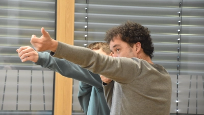 Jean-Francois Drozak (vorne) gibt einem am Theaterprojekt beteiligten Schüler Tipps zur Ausgestaltung einer Szene. (Foto: Andreas Reum)