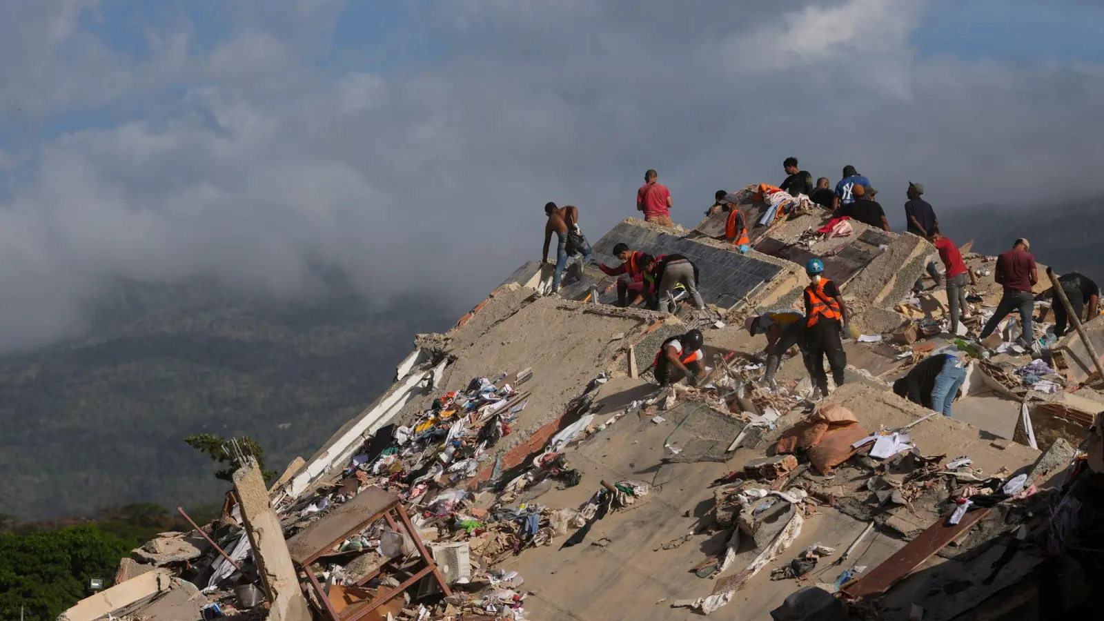 Zahlreiche Menschen werden unter den Trümmern vermutet. (Foto: Matias Delacroix/AP/dpa)