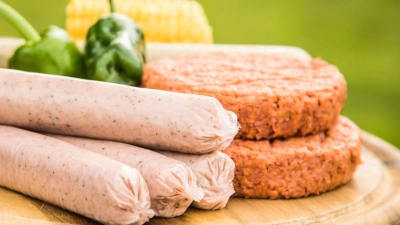 Ob die veganen Grillwürstchen fürs BBQ tauglich sind, wollte die Zeitschrift „Öko-Test“ wissen und unterzog 19 Produkte einem Labor- und Geschmackstest. (Foto: Christin Klose/dpa-tmn/dpa)