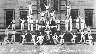 Menschenpyramiden waren einst eine beliebte Disziplin bei den Turnern. Hier ein Foto vom TSV 1860 Ansbach aus dem Jahr 1902. (Foto: privat)