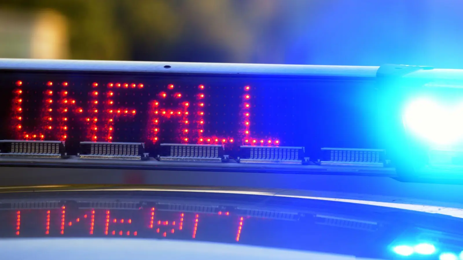 Eine 65-jährige Frau ist auf der A99 bei einer Kollision mit einem Lkw ums Leben gekommen. (Symbolbild) (Foto: Stefan Puchner/dpa)