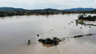 „Kalmaegi“ hatte am Freitag Vietnam erreicht. (Foto: Hau Dinh/AP/dpa)