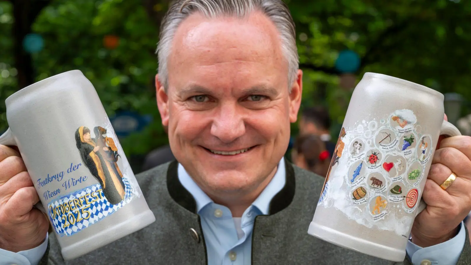 Wiesnchef Christian Scharpf zeigt den aktuellen Maßkrug der Wiesnwirte. (Foto: Peter Kneffel/dpa)