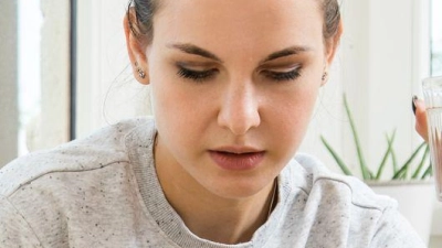 Ruhe bewahren in Krisenzeiten: Gerade in unsicheren Zeiten sollte man Angebote und Forderungen sorgfältig prüfen und keine vorschnellen Entscheidungen treffen. (Foto: Christin Klose/dpa-tmn)