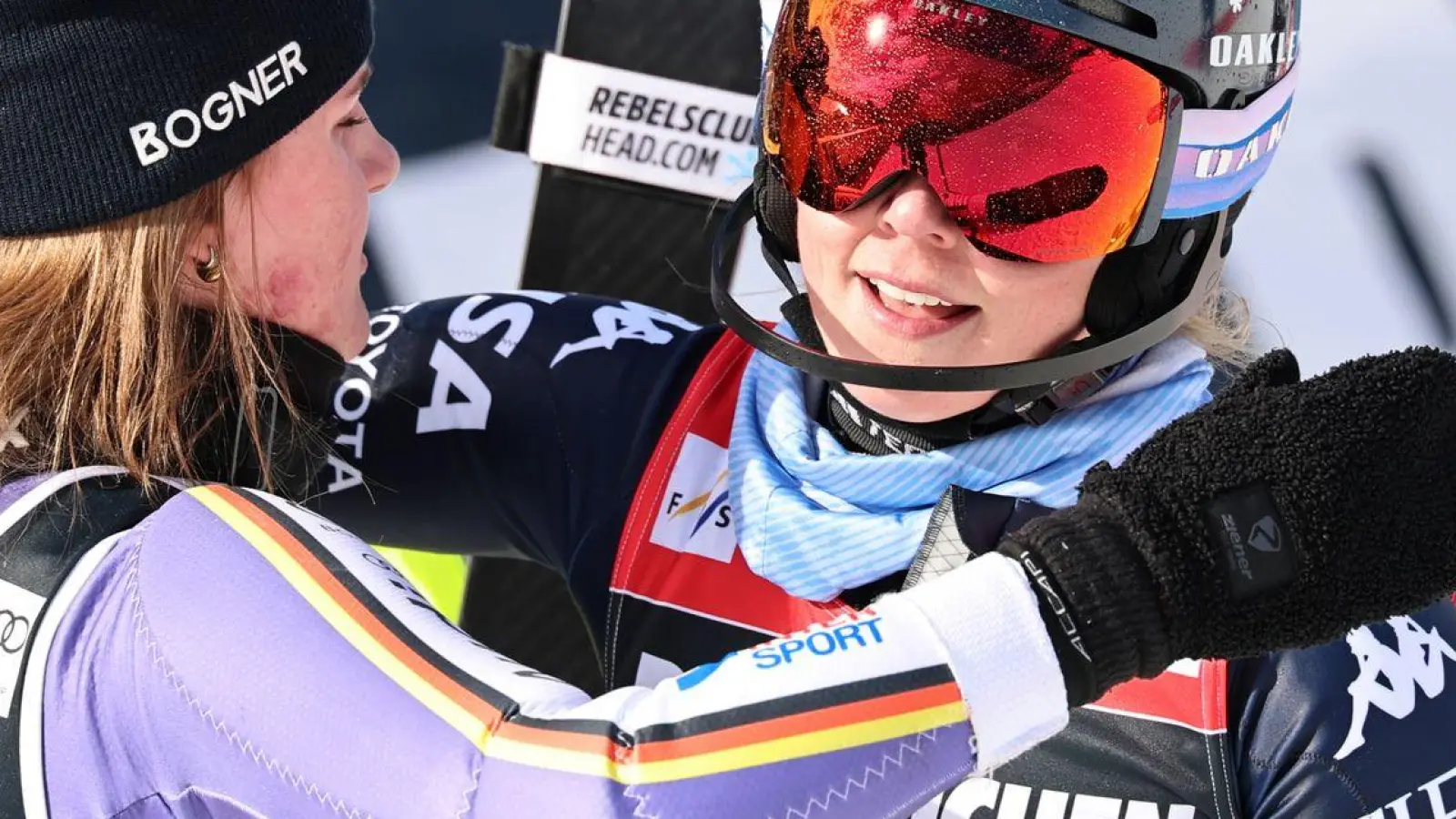 Faire Rivalinnen: Emma Aicher (l) und Mikaela Shiffrin. (Foto: Marco Trovati/AP/dpa)