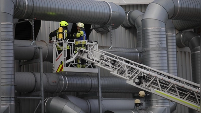 Feuerwehrkräfte inspizierten die Absauganlage in einem Industriebetrieb in Wolframs-Eschenbach. (Foto: NEWS5/Markus Zahn)