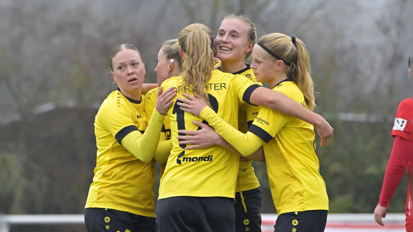 Jubel über die 1:0-Führung des SV Weinberg: Torschützin Mara Grimm (Zweite von rechts) wird von ihren Mitspielerinnen Lea Würth (links), Anna Hofrichter (Nummer 12) und Dana Keßler (rechts) beglückwünscht. (Foto: Martin Rügner)