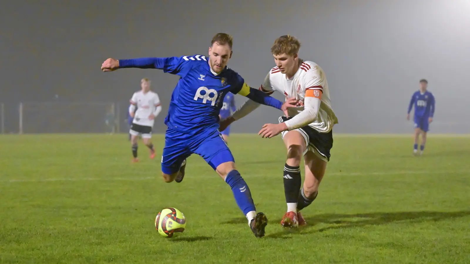 Das 2:2-Unentschieden im letzten Spiel unter Flutlicht beim SVG Steinachgrund (links Niklas Rückel) gibt Kapitän Simon Zenker und seinem TSC Neuendettelsau Zuversicht im Abstiegskampf. (Foto: Martin Rügner)