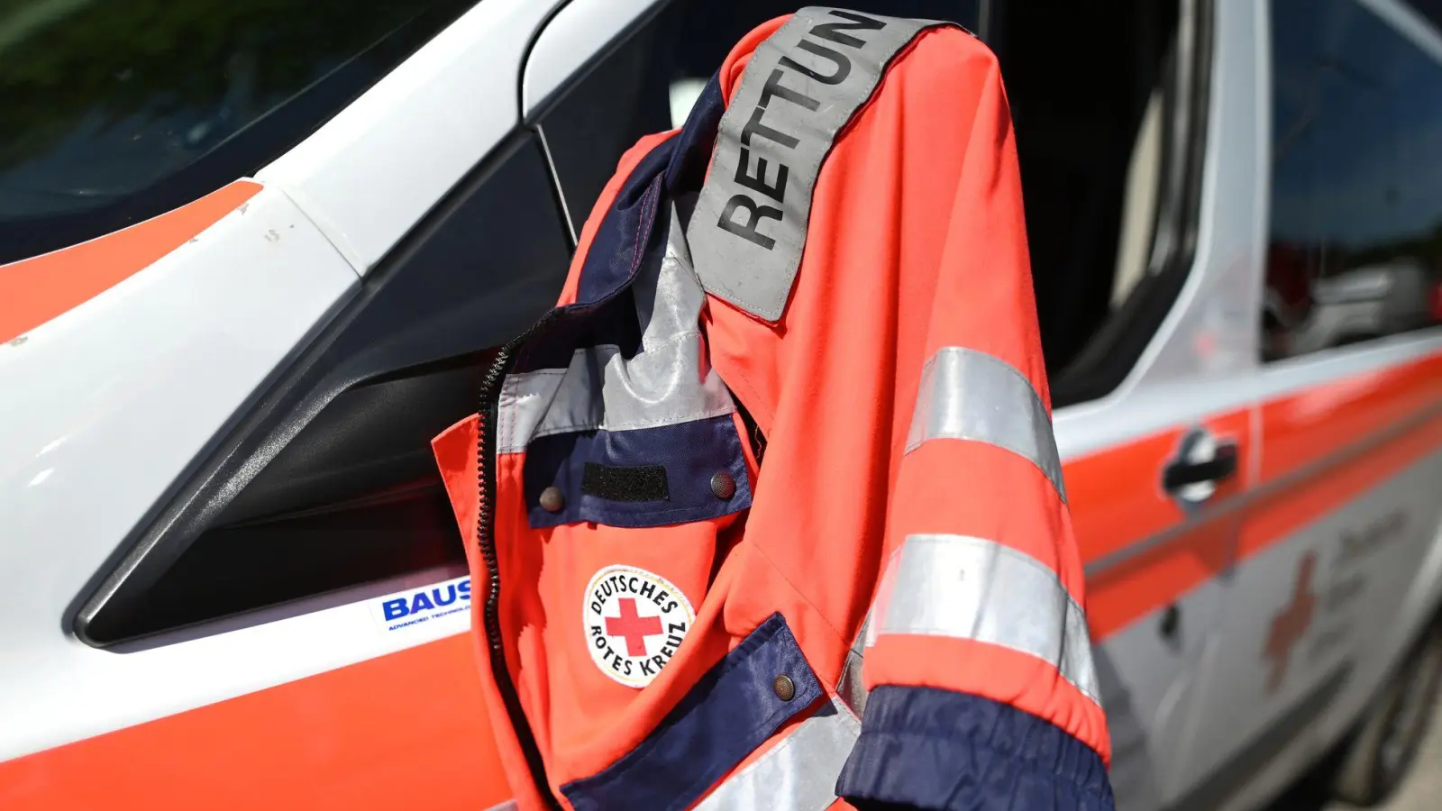 Beide Kinder kamen in Krankenhäuser - der Fahrer per Rettungshubschrauber. (Symbolbild) (Foto: Patrick Seeger/dpa)
