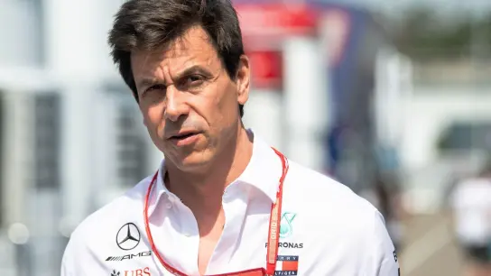 Ist fest von einem Verbleib von Lewis Hamilton bei Mercedes überzeugt: Teamchef Toto Wolff. (Foto: Sebastian Gollnow/Deutsche Presse-Agentur GmbH/dpa)