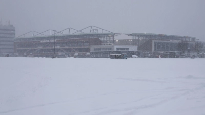 Winter pur in Hamburg: Kein Spiel möglich im Millerntor-Stadion.  (Foto: Christian Charisius/dpa)