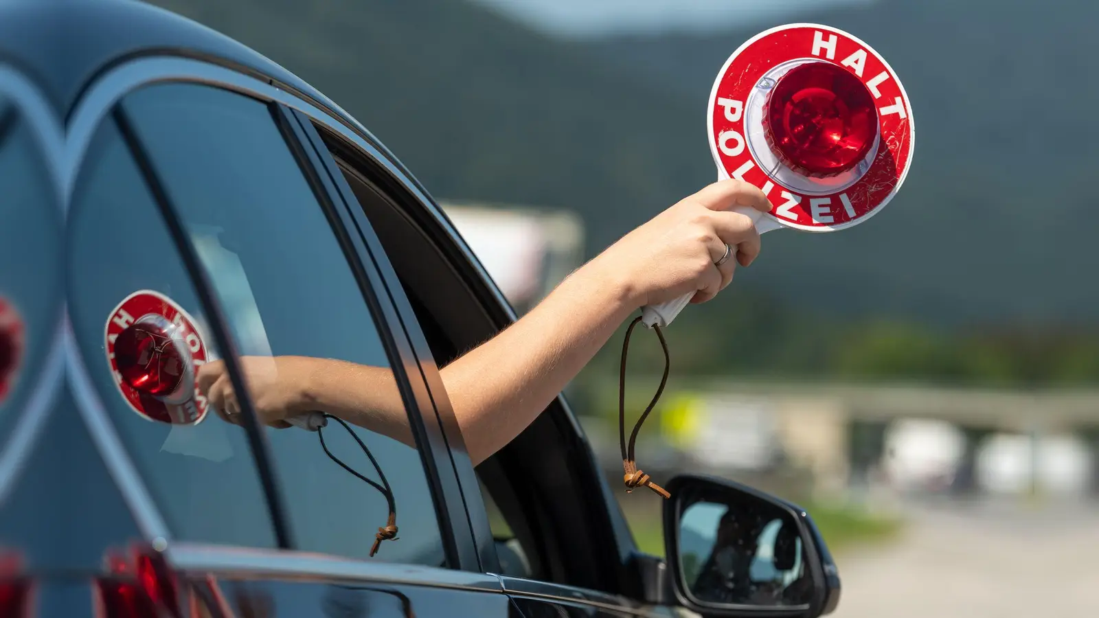 Der Wagen war unter falschen Personalien angemietet worden - deshalb wollte die Polizei ihn stoppen. (Symbolbild)  (Foto: Peter Kneffel/dpa)