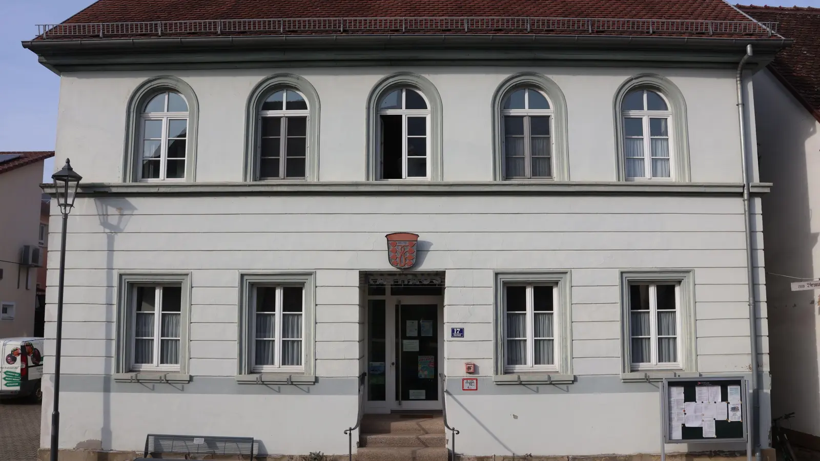 Im ersten Stock des Sugenheimer Rathauses tagt für gewöhnlich der Marktgemeinderat. Dessen neue Zusammensetzung wurde nun bestimmt. (Foto: Andreas Reum)