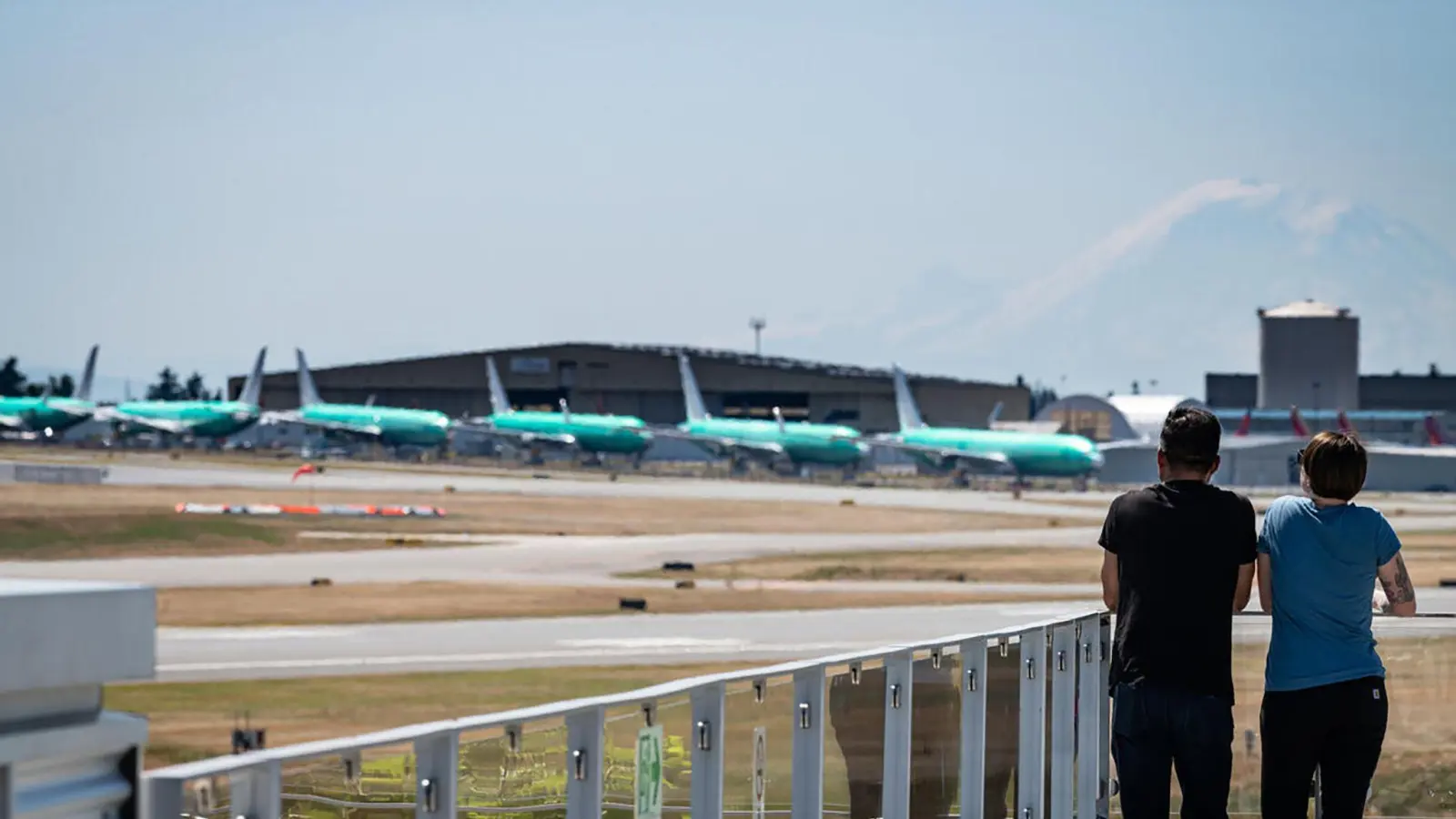 Auf der 80-minütigen „Boeing Everett Factory Tour“ können Besucher Einblicke in den Flugzeugbau bekommen. (Foto: Boeing Future of Flight/dpa-tmn)