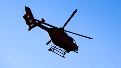Ein Rettungshubschrauber brachte den Motorradfahrer in ein Krankenhaus. (Symbolbild) (Foto: Julian Stratenschulte/dpa)