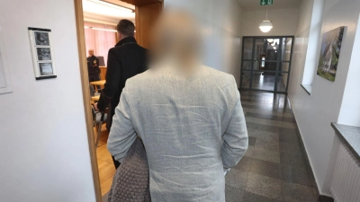 Ein Mann betritt im Landsberger Amtsgericht einen Gerichtssaal. (Foto: Karl-Josef Hildenbrand/dpa)