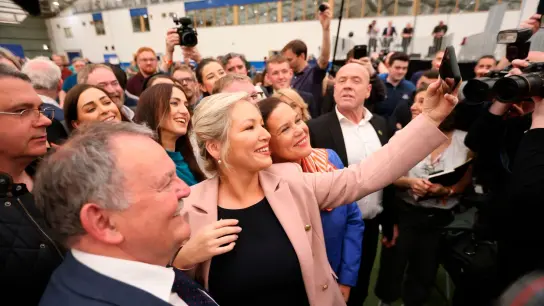Sinn-Fein-Spitzenkandidatin Michelle O'Neill (Mitte) lässt sich feiern. (Foto: Peter Morrison/AP/dpa)