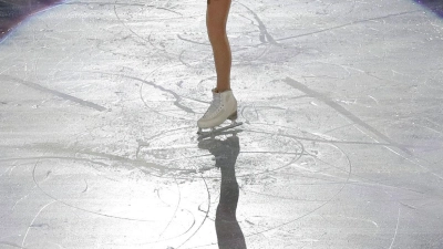 Eine Eiskunstläuferin nimmt an den Weltmeisterschaften teil. (Foto: Luca Bruno/AP/dpa/Symbolbild)