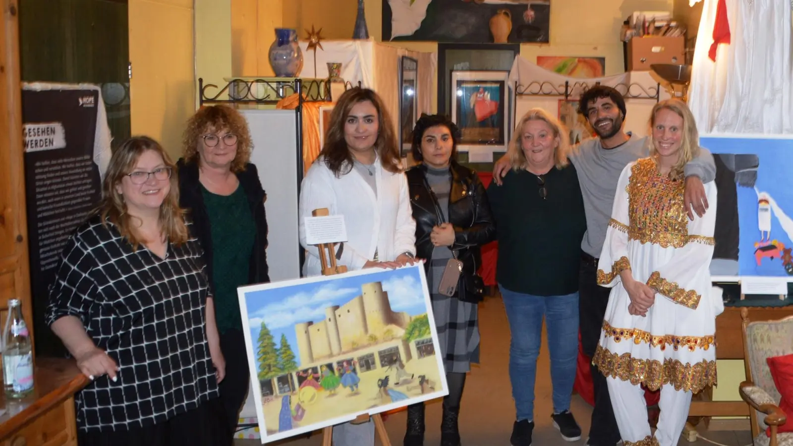 Bei der Ausstellungseröffnung im Wilburgstettener Begegnungszentrum: Claudia Zinnecker, Claudia Schilling (von links), Evi Siebachmeyer (Dritte von rechts) und Laura Siebachmeyer (rechts) vom Helferkreis zusammen mit den Gästen (von links) Hamide Akbarzadeh, Khizran Mosavi und Fazel Hadi. (Foto: Peter Tippl)