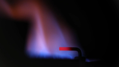Gasflamme in einem Durchlauferhitzer. Wegen steigender Energiekosten holen sich viel mehr Bürger als früher Rat von Fachleuten, um den Verbrauch zu reduzieren. (Foto: Karl-Josef Hildenbrand/dpa)