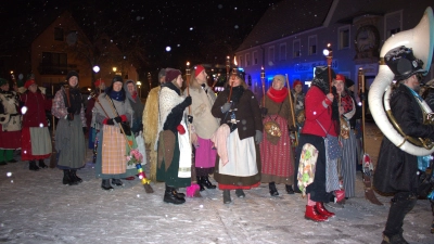Es ist ein alter Brauch: Zur Harmond-Nacht versammelten sich die Schopflocher Närrinnen und Narren in der Ortsmitte.  (Foto: FG Medine/Lisa Wiesinger)