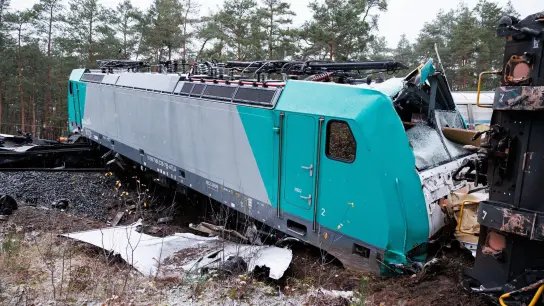 Ein entgleister Triebwagen vom aufgefahrenen Güterzug liegt beschädigt auf Schienen und Bahndamm. (Foto: Michael Matthey/dpa/Archivbild)