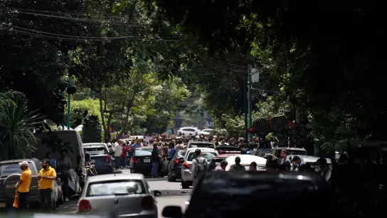In Mexiko-Stadt sind Menschen angesichts der Erdstöße ins Freie geflüchtet. (Foto: Fernando Llano/AP/dpa)