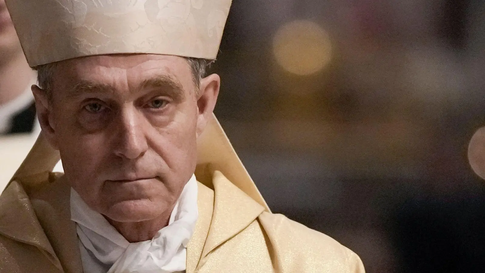 Der Sekretär des ehemaligen Papstes Benedikt XVI., Erzbischof Georg Gänswein, hält eine Messe zum einjährigen Todestag von Papst Benedikt im Petersdom im Vatikan. (Foto: Andrew Medichini/AP/dpa)
