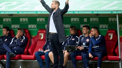 Bleibt trotz der Niederlage in Augsburg Mainzer Trainer: Bo Svensson. (Foto: Peter Fastl/Kolbert-press/dpa)