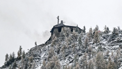 Das Feuer beschädigte das historische Gebäude schwer. (Foto: Jason Tschepljakow/dpa)