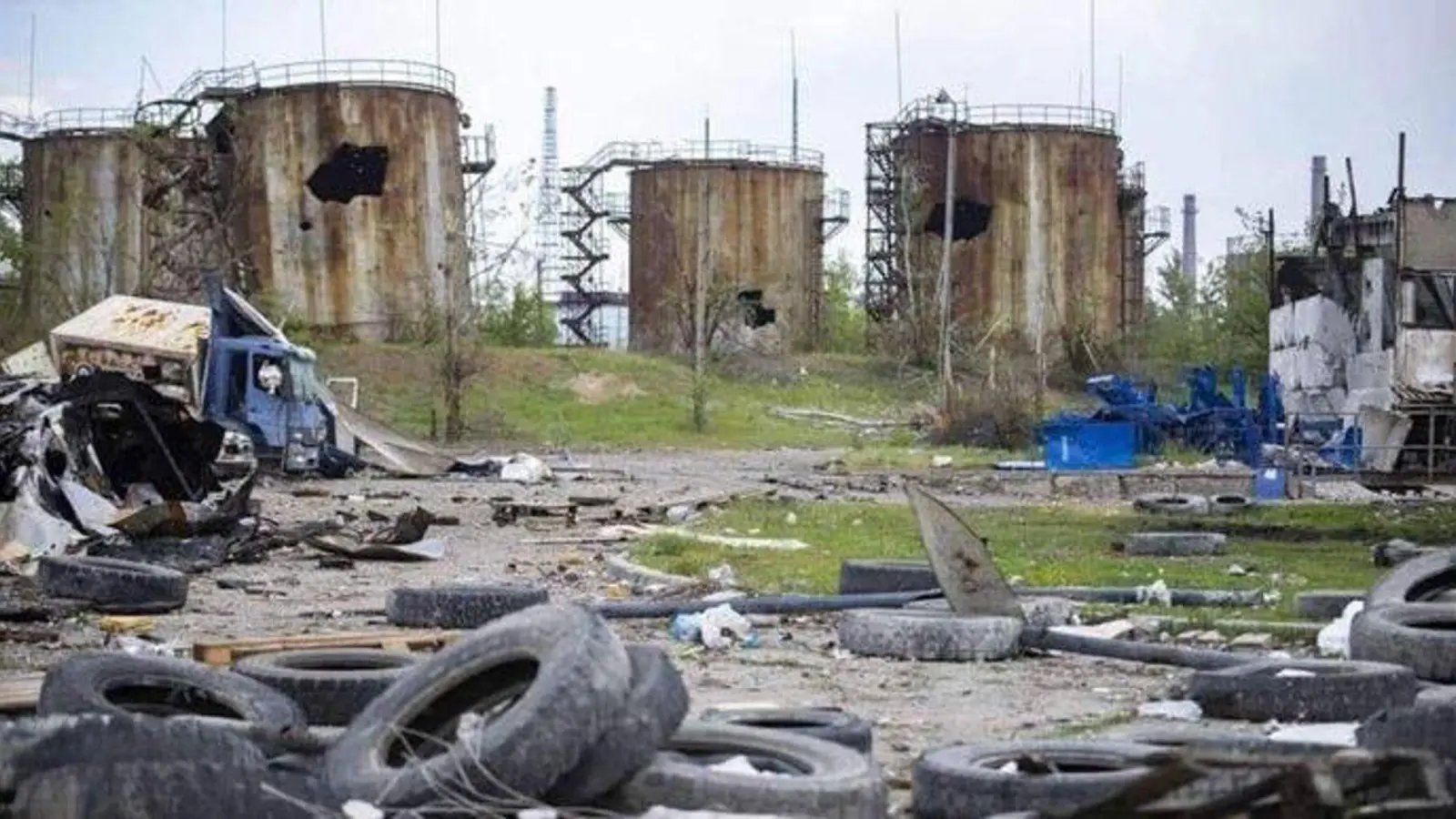 Eine zerstörte Chemiefabrik in Sjewjerodonezk. Beim Kampf um die Großstadt in der Ostukraine scheint es ein Hin und Her zwischen russischen und ukrainischen militärischen Erfolgen und Rückschlägen zu geben. (Foto: Unbekannt/GROUPDF/APA/dpa)