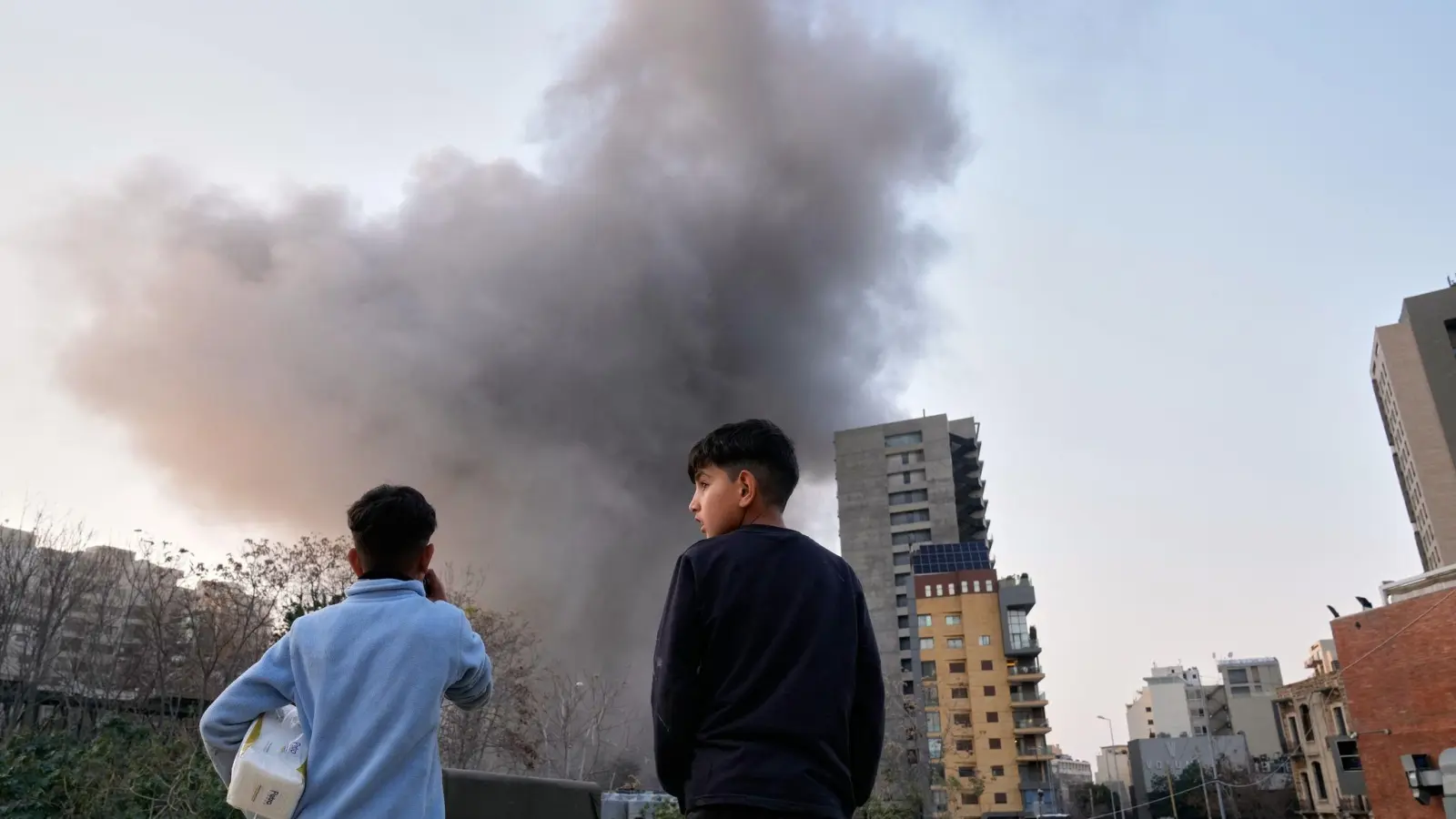 Beirut wurde in den vergangenen Tagen häufiger Opfer von Bombardierungen. (Foto: Hussein Malla/AP/dpa)