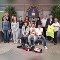 In der Mittelschule war die Freude groß: Der BRK-Kreisvorsitzende, Harry Scheuenstuhl überreichte der Schule einen Notfallrucksack. Zwölf Schüler/innen haben an einem Schulsanitäterkurs teilgenommen. (Foto: Christa Frühwald)