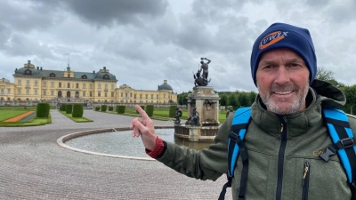Seine Urlaubsreise nach Schweden hat Dinkelsbühls Oberbürgermeister Dr. Christoph Hammer genutzt, um das Königshaus zur Kinderzeche 2024 einzuladen. Das Bild zeigt ihn vor dem Schloss in Stockholm. (Foto: privat)