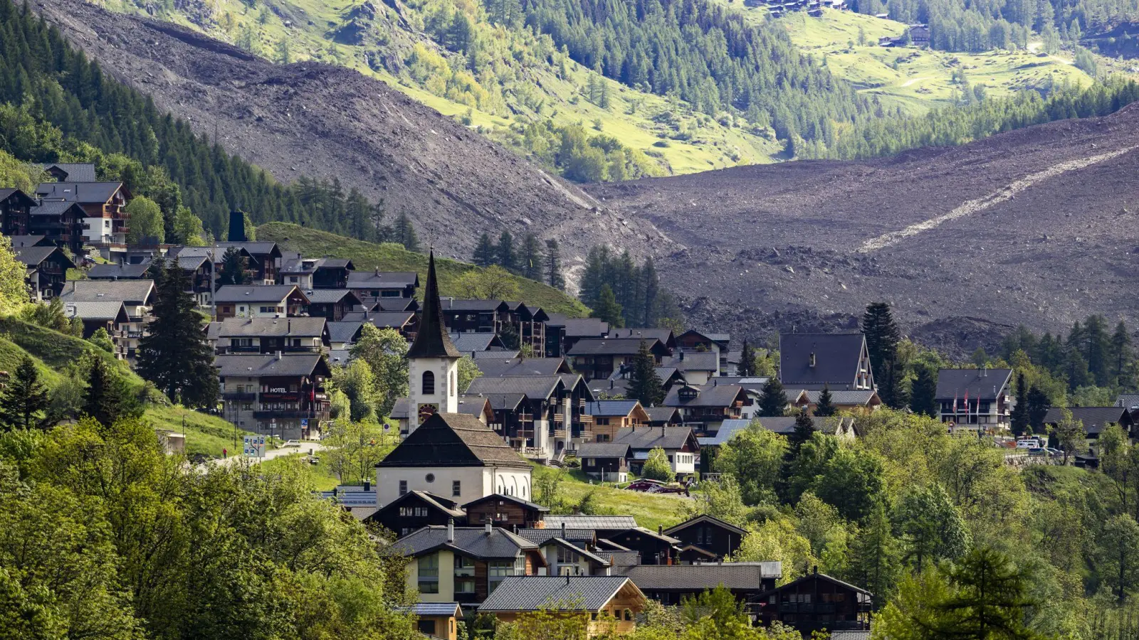 Bergstürze - wie jetzt in der Schweiz - aber auch Felsstürze und Steinschlag nehmen durch den Klimawandel zu.  (Foto: Jean-Christophe Bott/KEYSTONE/dpa)