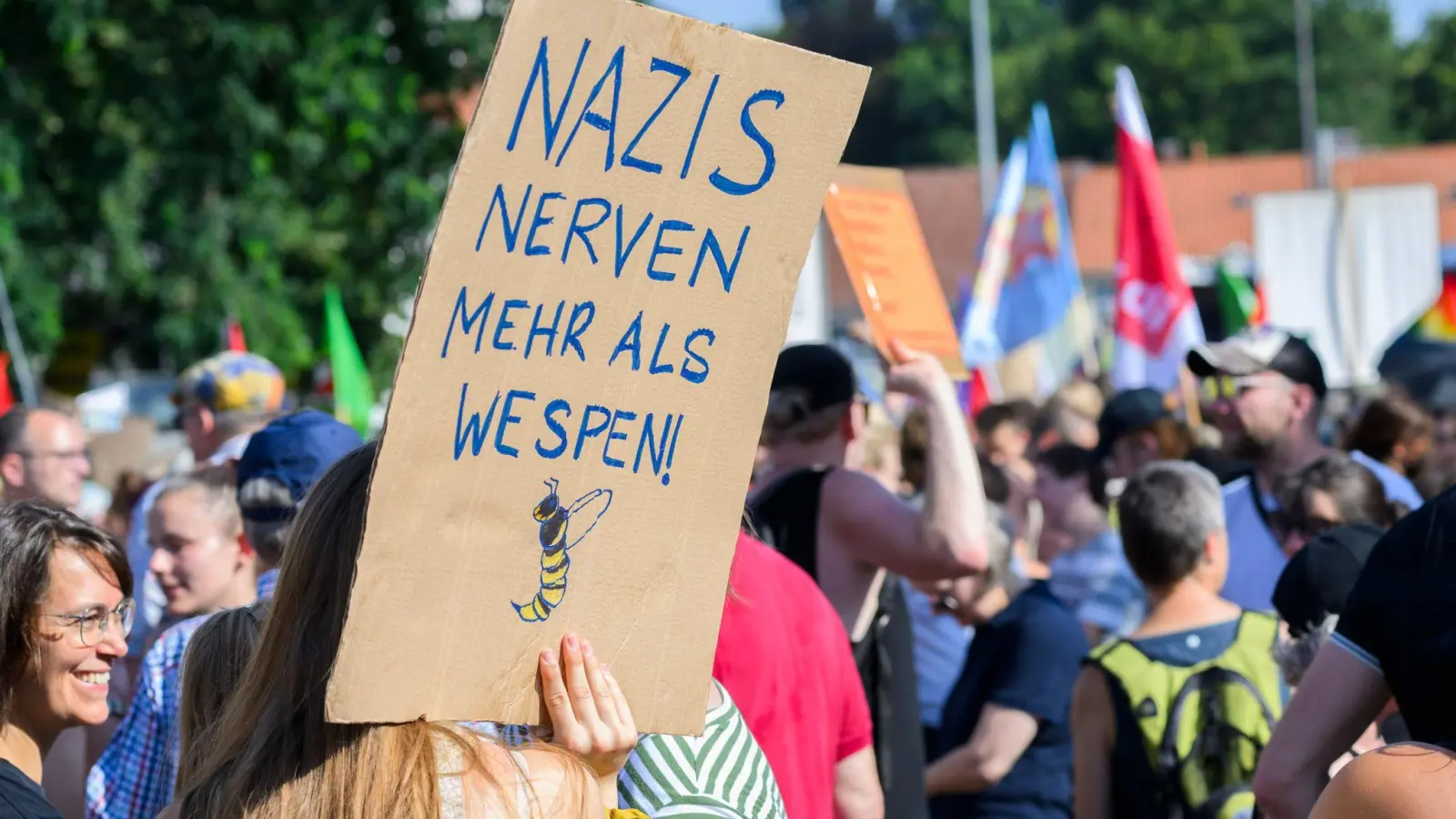 Demonstranten bei einer Demonstration gegen den Landesparteitag der AfD Niedersachsen in der Congress Union Celle. (Foto: Julian Stratenschulte/dpa)